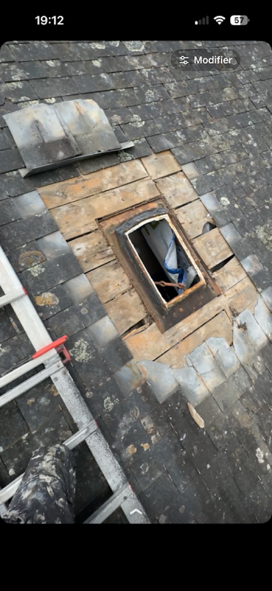 Toiture en ardoise avant la pose d'un Velux dans le Morbihan
